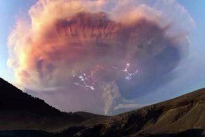 Super-charged-volcanic-ash-cloud-in-Patagonia-sparks-dramatic-lightning.mp4_20150930_161350.068